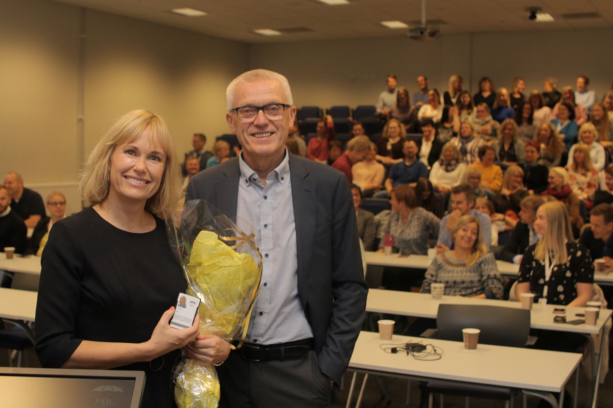 Avtroppende administrerende direktør i PBL, Arild M. Olsen overrakte nøkkelkort og blomster til påtroppende direktør Anne Lindboe med alle ansatte i administrasjonen i Bodø til stede mandag morgen.  