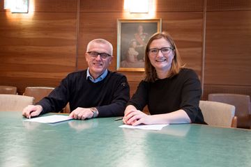 Signerte avtale. Bodø-ordfører Ida Pinnerød (Ap) og PBL-sjef Arild M. Olsen. Foto: Aleksander Ramberg, Bodø kommune.