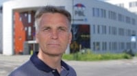 – Dersom forslaget fra departementet blir gjennomført, vil private barnehager få flere hundre millioner kroner for lite til å betale for de likeverdige pensjonsordningene som er avtalt med arbeidstakerorganisasjonene. Det kan kort og godt ikke barnehagene leve med, sier administrerende direktør Jørn-Tommy Schjelderup i PBL.