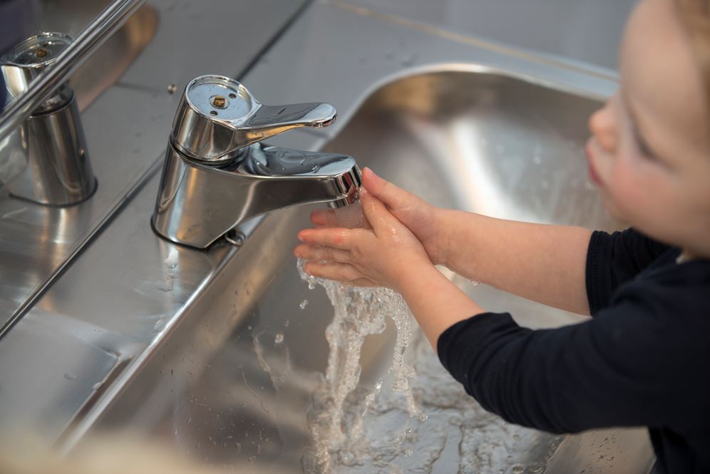 Såpe og vann. Det aller viktigste du kan gjøre for å forhindre smitte er god håndhygiene og da er det såpe og vann som gjelder. Ved å vaske hendene i såpe og vann reduseres ikke bare risikoen for at du blir smittet, men beskytter mot videre spredning av viruset.