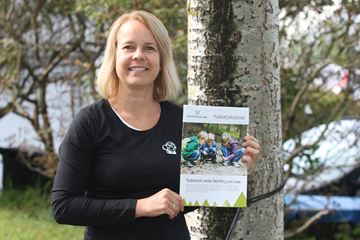 Vibeke Mæhlum, prosjektleder for Naturpilotene, er kjempefornøyd med den nye brosjyren som blir gitt ut i forbindelse med friluftslivets uke og oppfordrer alle barnehagene til å ta i bruk den ferske brosjyren.