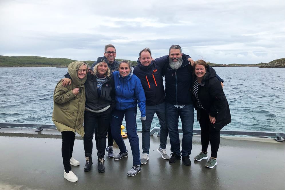 Gode planleggingsdager. PBL og Stine Sofies Stiftelse har hatt to gode arbeidsdager på øya Fleinvær utenfor Bodø med f.v. Cathrine Berntsen, prosjektleder Kari Vold Jensen, Harald Dean, Iris Lyngmo, prosjektleder Erik S. Oksavik, Ole-Morten Glastad Mouridsen og Eva Kvelland. 