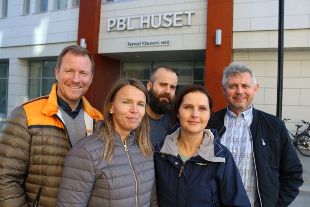 Hjelper deg gjerne. Samfunnspolitisk avdeling med fagleder Bjørn Kato Winther (t.v.), Una Martinsen, Anders Grønmo, Lena Johnsen og konsernadvokat Hans-Are Nyheim vil ha inn tilskuddssatsene i alle kommuner PBL har medlemsbarnehager for å kontrollere at satsene er riktige.  